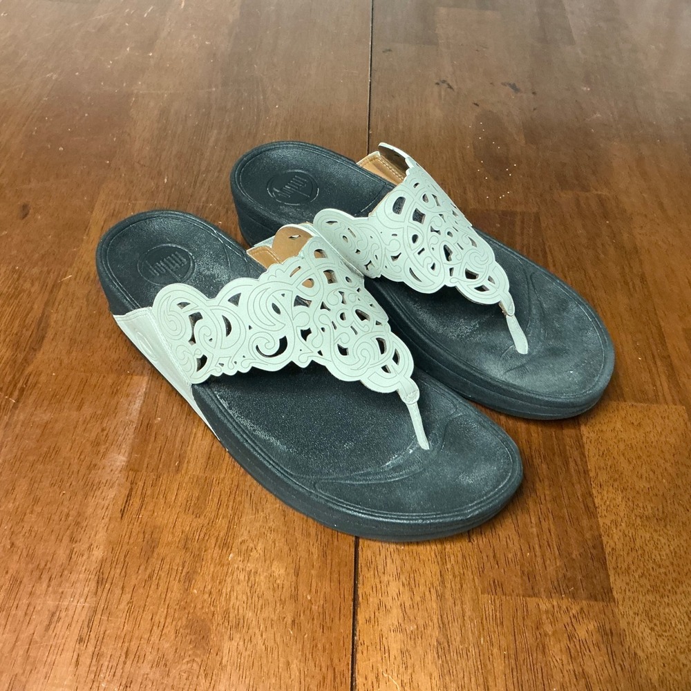FitFlop Microwobbleboard Womens 9 Cream Laser Cut Filigree Thong Sandals 372-194